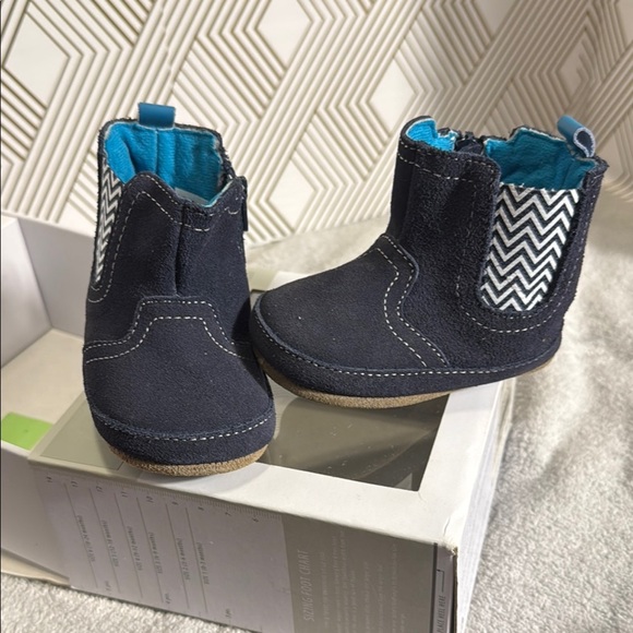 Robeez boots Kids Navy Blue Boots with Chevron Pattern 6-9 months w/ box - Picture 1 of 7